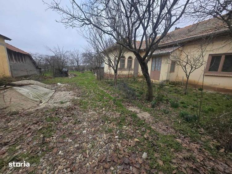 Vand casa din caramida cu 4 camere si garaj / Teren 900mp - 2