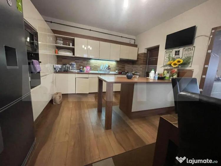 Casa 3 dormitoare de vanzare, 200 mp, teren 252mp, zona Semi - 14