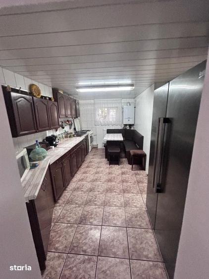 Vanzare- Casa spatioasa cu doua etaje, doua garaje si un foisor. - 17