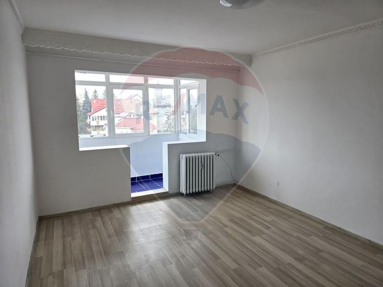 Apartament cu 3 camere de vanzare, strada Pictor Aman - 2