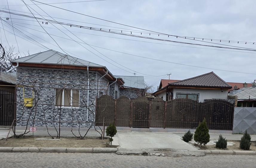 Vand 2 case intr-o curte - 1