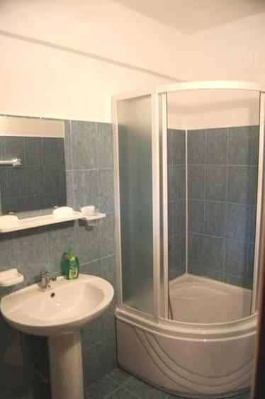 Pensiune de vanzare – 13 camere, complet mobilata si utilata – Valea Rasnoavei, - 2