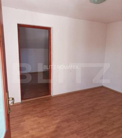 Casa de vanzare cu 5 camere Casa de vanzare cu 5 camere