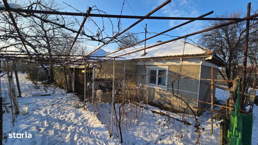 Poarta Alba Strada Intrarea Lacului casa batraneasca cu teren 1430 mp - 2