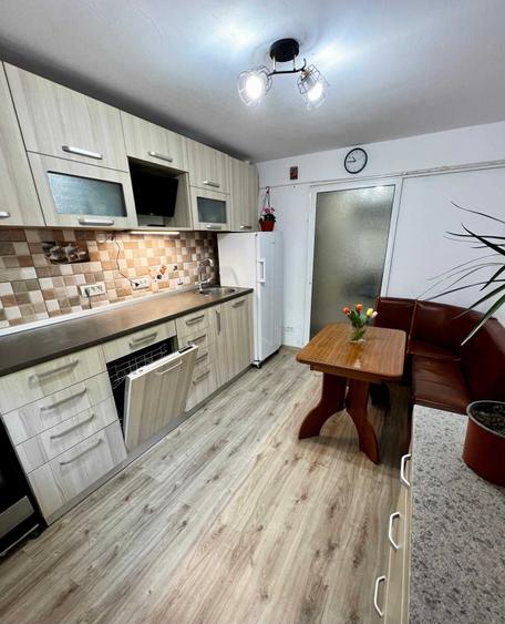 Apartament cu 4 camere decomandat în Central