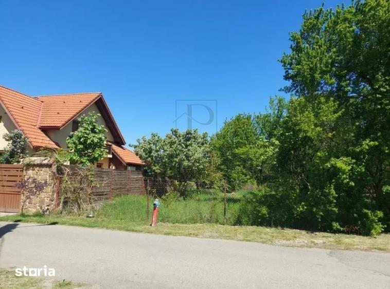 Teren de 550 mp, în Plopi