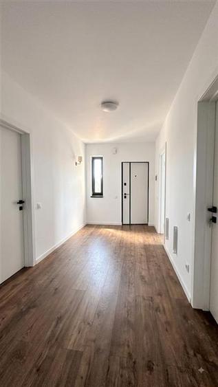 Apartament cu 3 camere decomandat în Tractorul