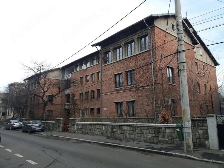 Apartament cu 3 camere decomandat în Exterior Vest