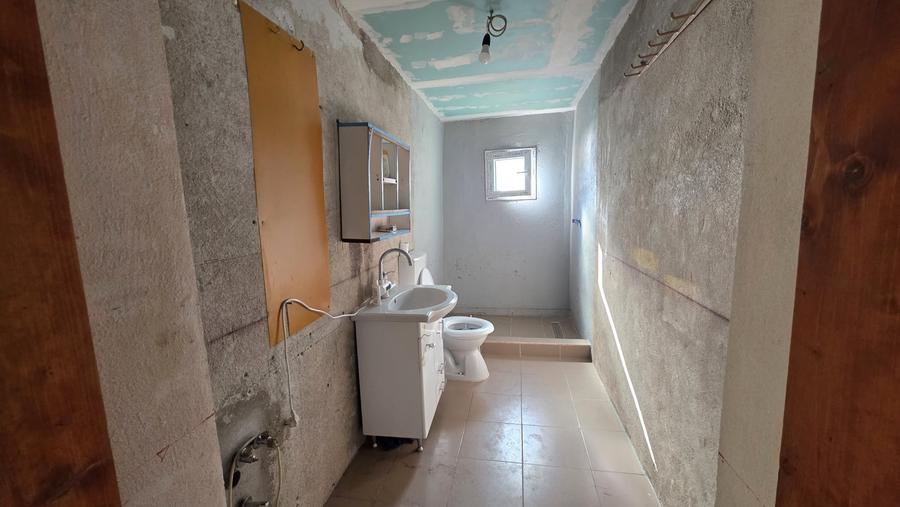 Casă individuală cu 4 camere cu Canalizare în Plopi