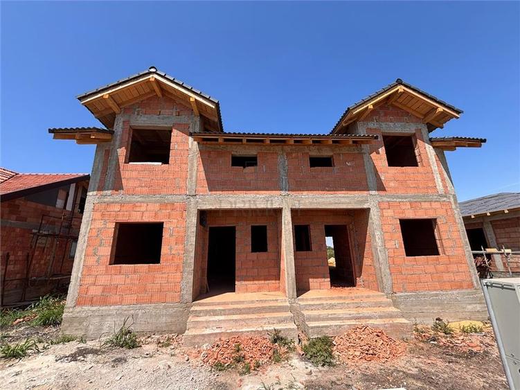 Duplex cu 4 camere cu Canalizare în Moșnița Nouă