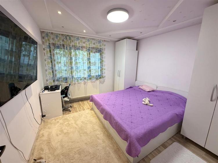 Apartament cu 3 camere semidecomandat în Podu Roș