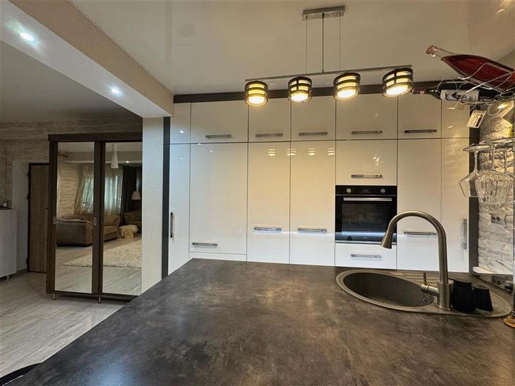 Apartament cu 3 camere decomandat, mobilat în Bucium