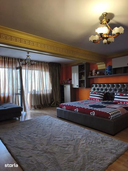 Casă cu 6 camere cu Teren 250 Mp în Tomis II