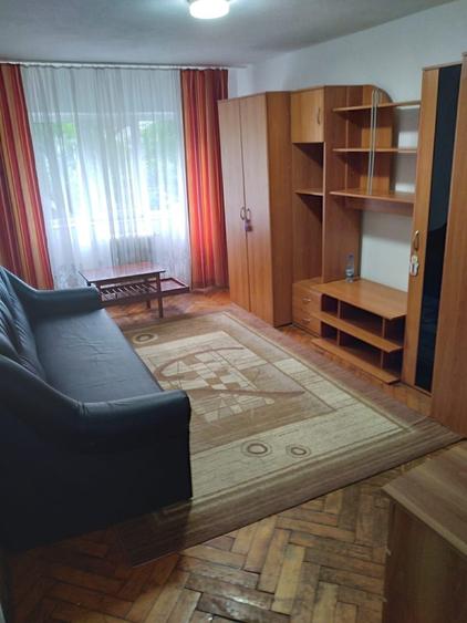 Apartament cu 2 camere decomandat în Arefu