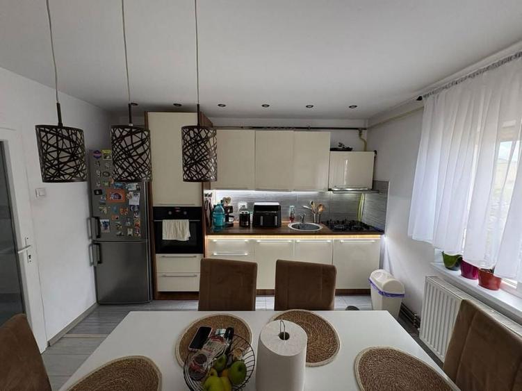 Apartament decomandat, 3 camere, Cotu mic - 1