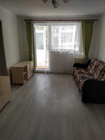 Apartament cu 2 camere, decomandat, etajul 2/4, zona Podu Ros - 1