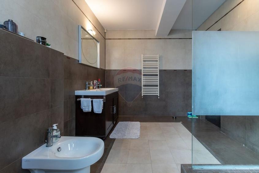 Vilă cu 7 camere de vânzare în zona Centrală Orașul  BUHUȘI - 24