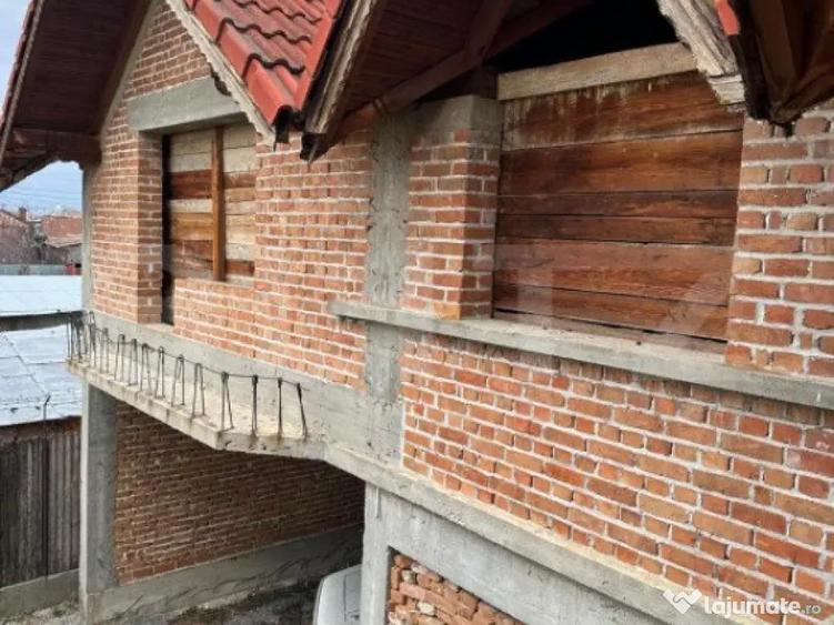 Casa de vanzare la rosu, 10 camere, 246,50 mp, zona Exterior - 13