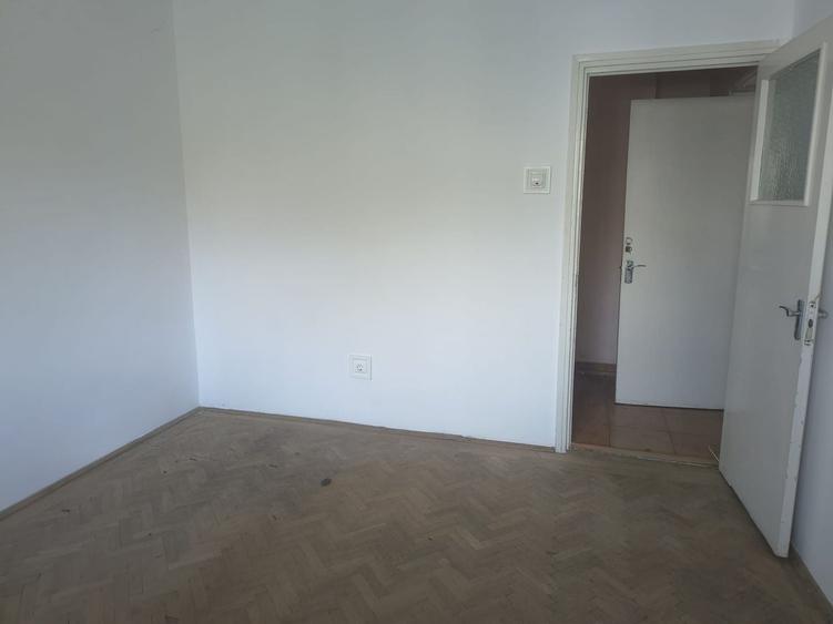 Apartament cu 3 camere semidecomandat în Tomis I