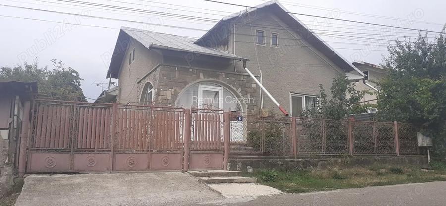 Casa centrala in Baicoi 166 mp locuin?a, 505 mp teren, vie ?i pomi fructiferi