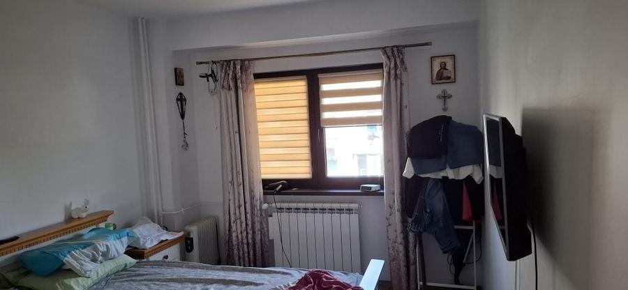Apartament cu 3 camere decomandat în Tei