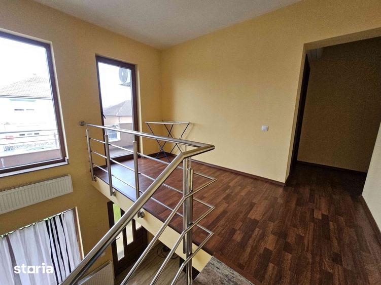 Casă cu 5 camere cu Teren 1000 Mp în Ghiroda