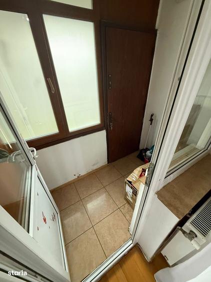 Apartament cu 3 camere semidecomandat în Craiovița Nouă