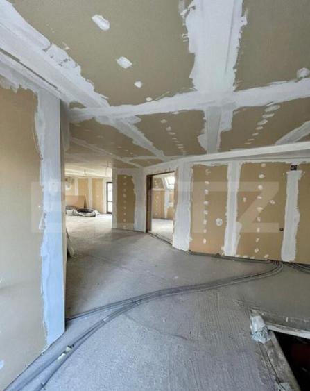 Apartament cu destinatii multiple, semifinisat, 227 mp, zona - 3
