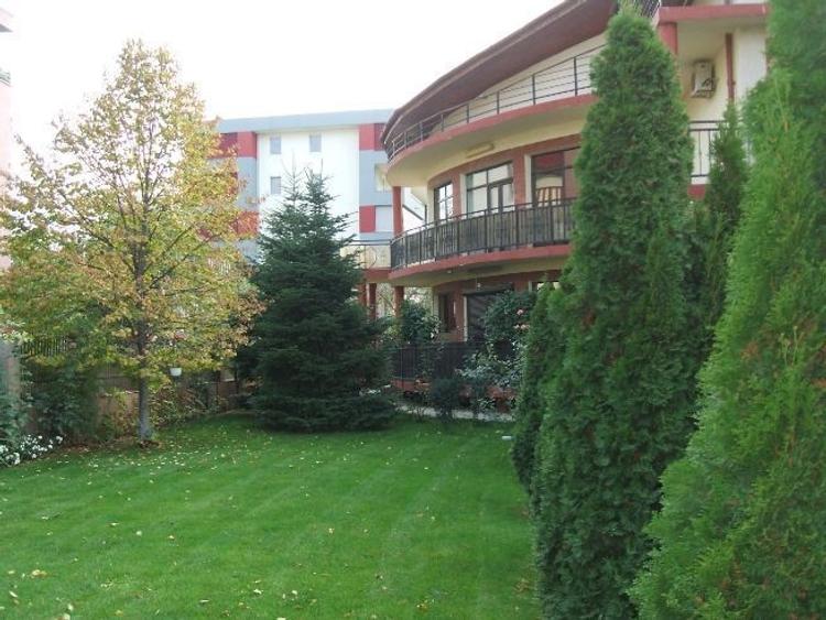 Vand urgent o Vila "Vip 1" - Ds.+P.+1Et.+M. - 14 cam. mari si două terenuri - 1