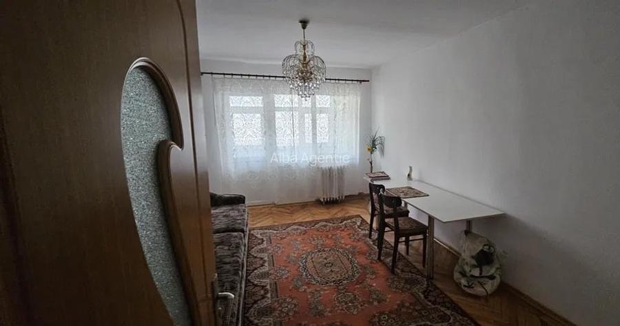 Apartament 3 camere  decomandat , mobilat