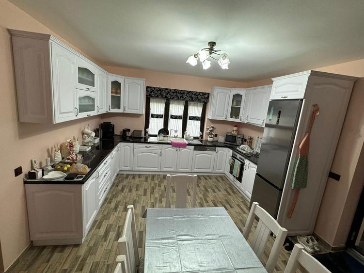 Vand casa ,in zona 14 Mai - 6