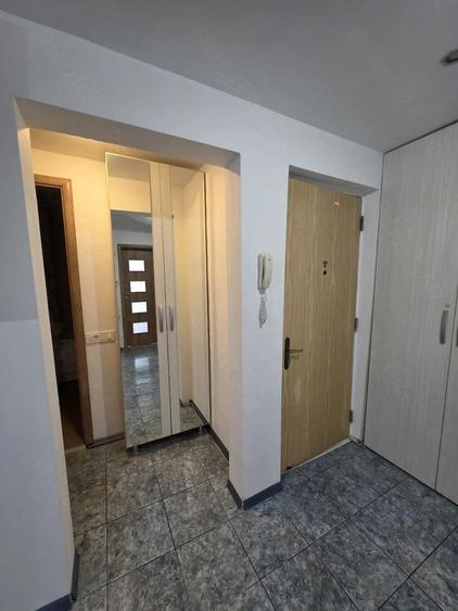 Apartament cu 3 camere semidecomandat în Fizicienilor