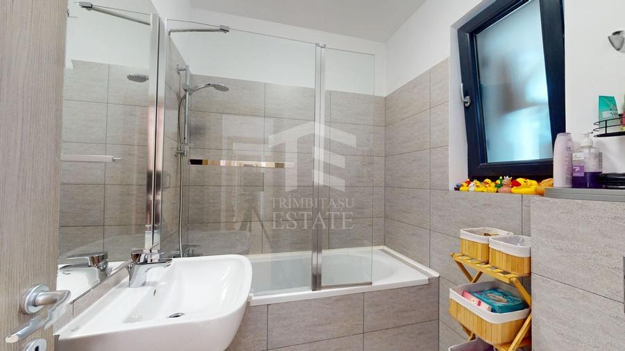 Apartament cu 4 camere semidecomandat, mobilat în Băneasa