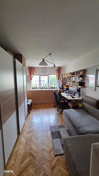 Apartament cu 4 camere decomandat în Soarelui