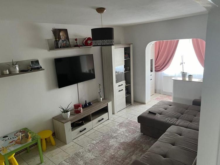 Apartament cu 3 camere decomandat în Lipovei