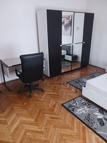 Ofer spre inchiriere apartament cu 2 camere la casa cu intrare separata, contoare si centrala proprie in centru civic langa ONIX - 7