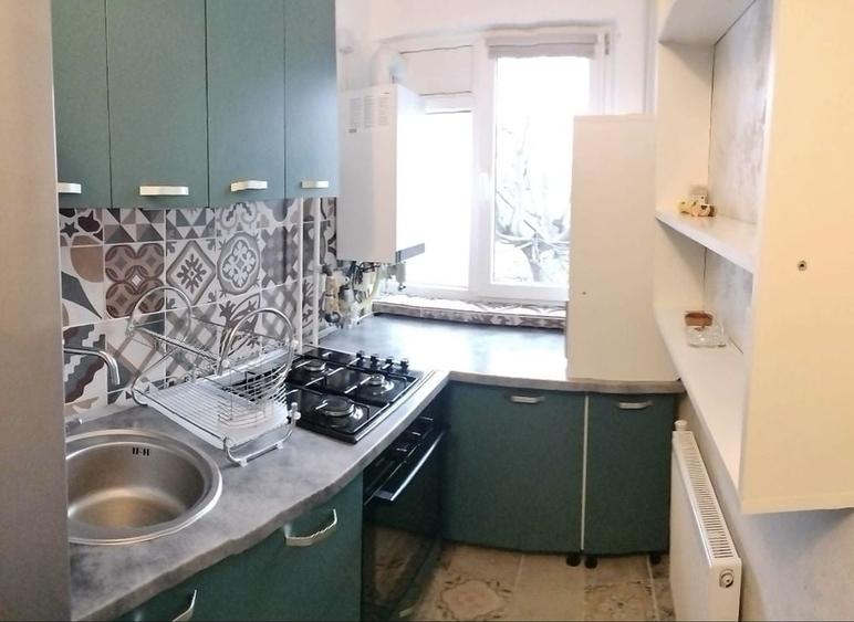 Apartament cu 3 camere semidecomandat în Craiovița Nouă