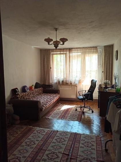 Apartament cu 3 camere semidecomandat, mobilat în Central