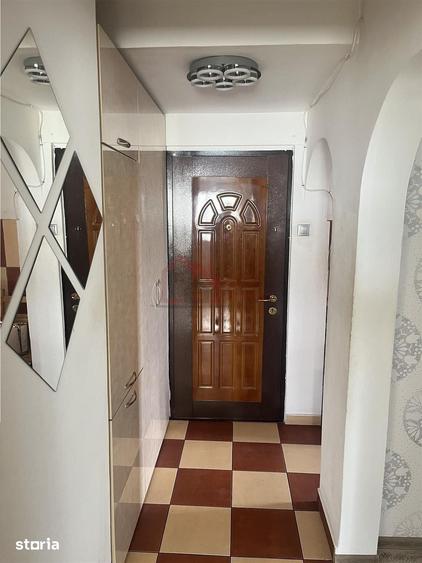 Apartament cu 3 camere semidecomandat în Tei