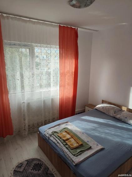 Proprietar ofer apartament curat centrala proprie bloc stradal Soveja 98 Garantie 100 euro! - 1