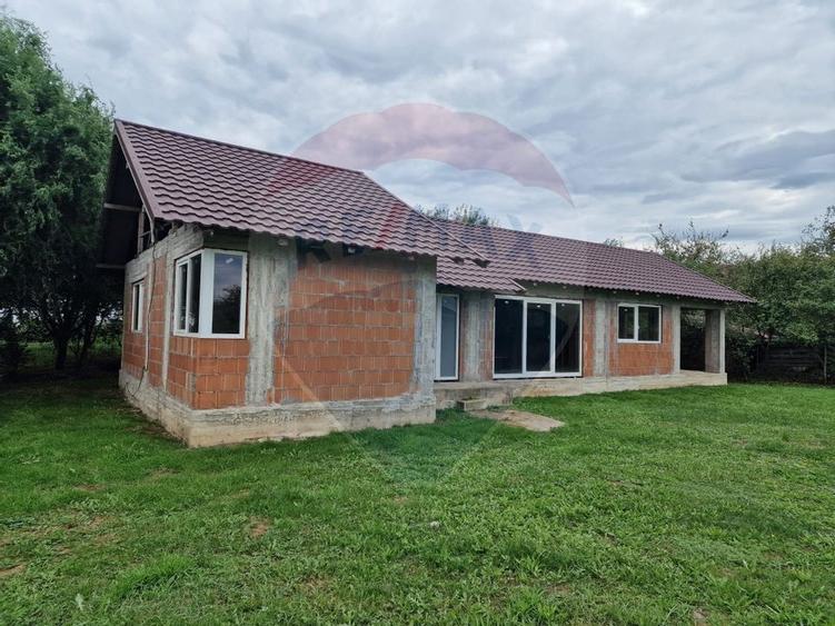 Casă la rosu spre vânzare,  Busag, acces privat - 1