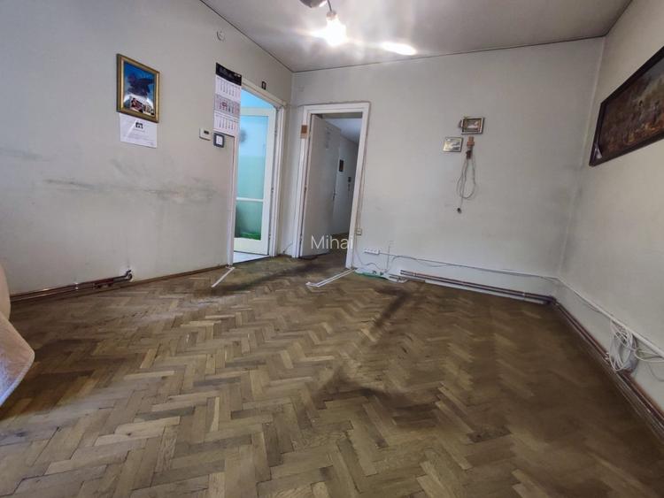 Apartament cu 3 camere semi-decomandat, zona Spitalul Judetean. Apartament cu 3 camere semi-decomandat, zona Spitalul Judetean.