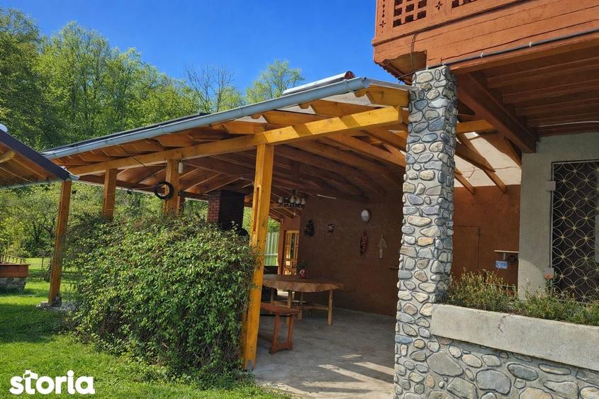 Proprietate montana Malaia - 1.600 mp teren-7 camere-fotovoltaic - 1