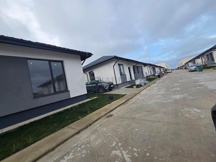 Casă individuală cu 4 camere cu Canalizare în Tunari