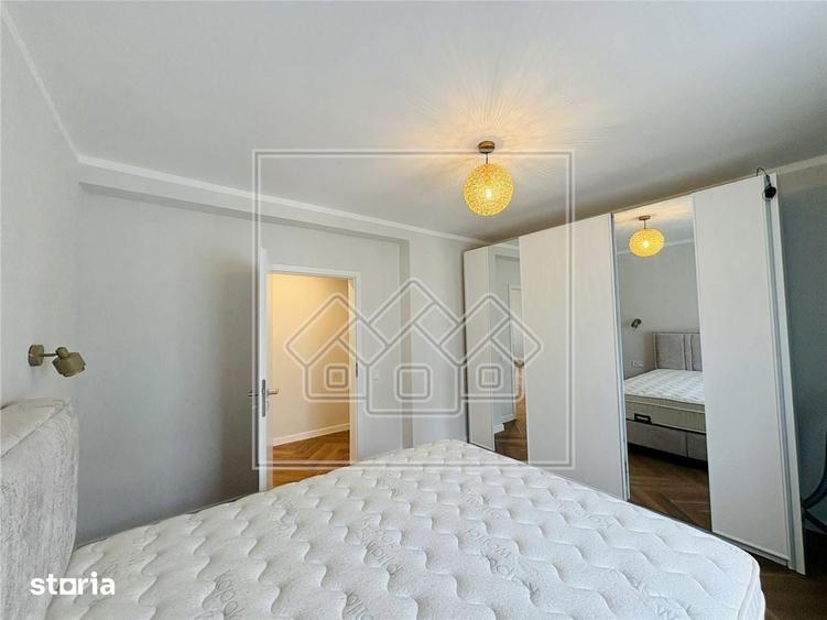 Apartament cu 3 camere decomandat în Cristian