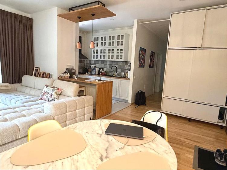 Apartament cu 4 camere decomandat, mobilat în Iancu Nicolae