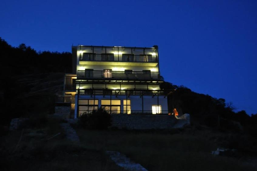 Casă cu 12 camere cu Teren 1380 Mp în Svinița