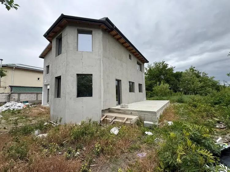 Casă cu 5 camere cu Canalizare în Odăi