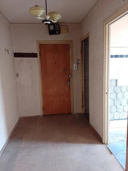Apartament cu 3 camere semidecomandat în Rahova