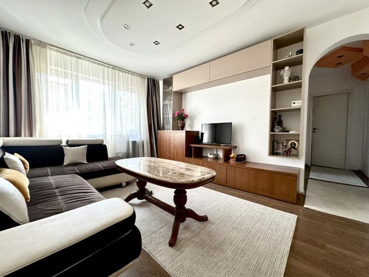 Apartament mare cu 4 camere, etaj 2 - zona Circumvalatiunii - 1